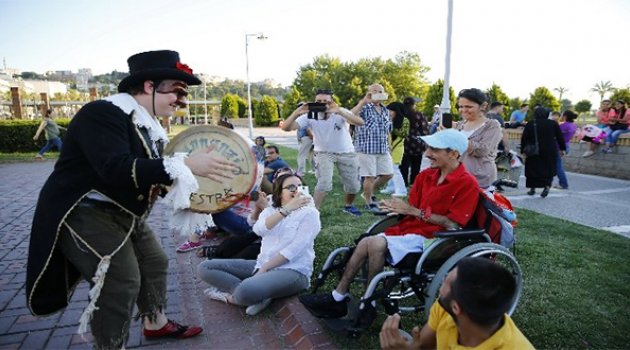 İzmirliler Sokak Tiyatro'ya Doydu