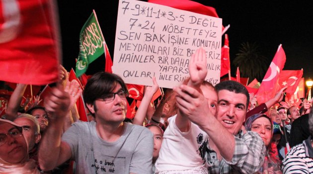 İzmirliler Yirmi Gündür Demokrasi Nöbetinde