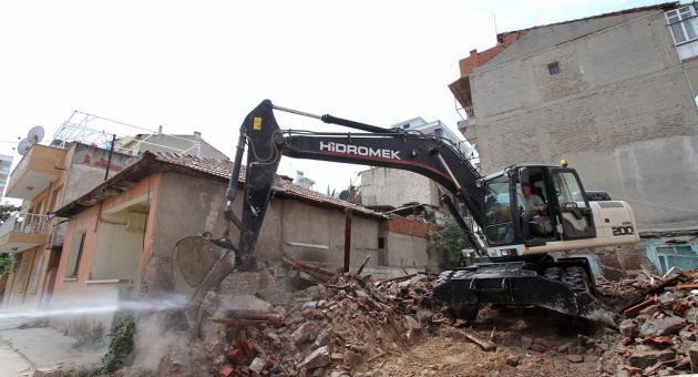 Karşıyaka'da kaçak yıkıma geçit yok