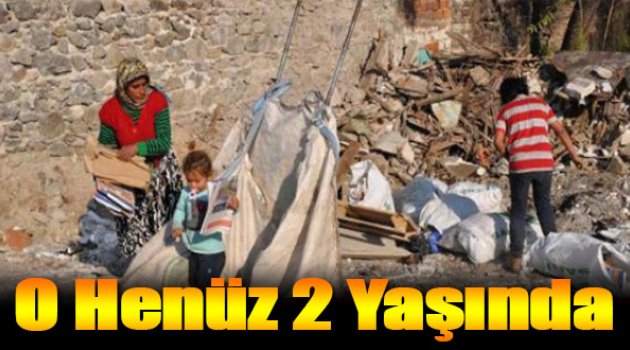 Kağıt Toplayan Anneannesine Yalınayak Eşlik Ediyor