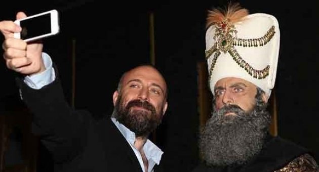 Kanuni ile Halit Ergenç'ten 'muhteşem' selfie