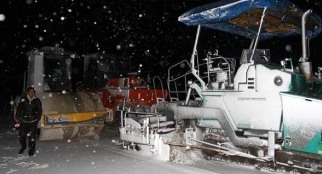 Kar yağışı Doğubeyazıt'ta yolları ulaşıma kapattı