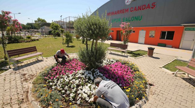 Karşıyaka 300 Bin Çiçekle Süsleniyor