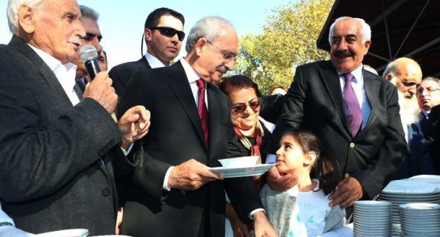 Kılıçdaroğlu aşure dağıttı