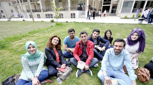 Kitap Okuduğu İçin Eleştirilen Genç İçin İzban&#039;da Kitap Okuma Eylemi