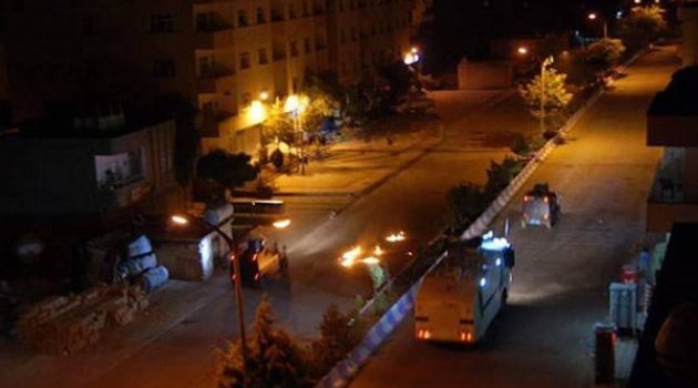 Mardin'de Polis Aracına Saldırdılar