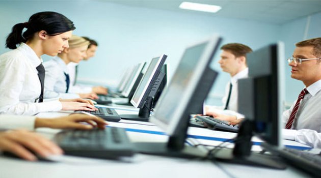 Memur Kravatı Atıyor Kot Pantolon Giyiyor