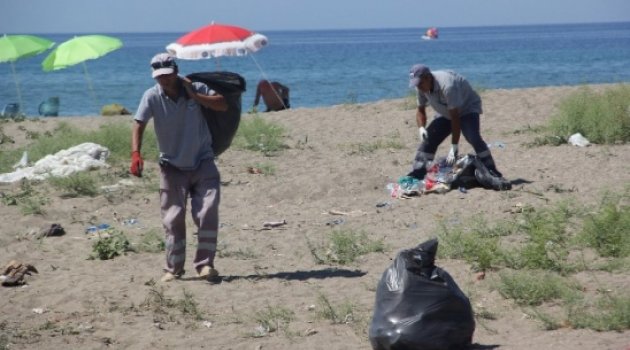 Menderes'in Sahil Bölgelerinde Bayram Temizliği