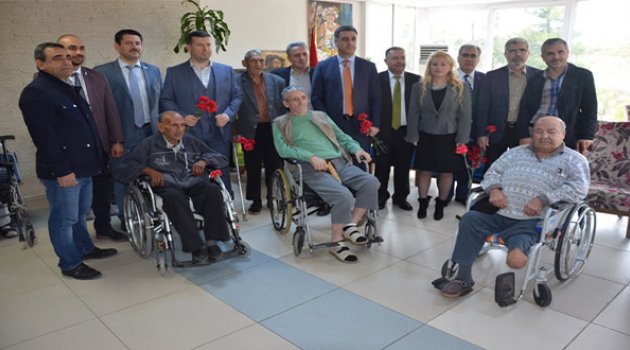 MÜSİAD İzmir&#039;den Yaşlılar Günü Ziyareti