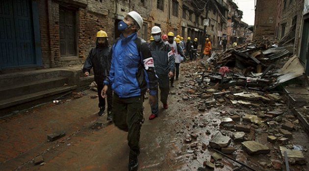 Nepal&#039;de depremden sonra yokluk: Hastanede yaralar viskiyle temizleniyor