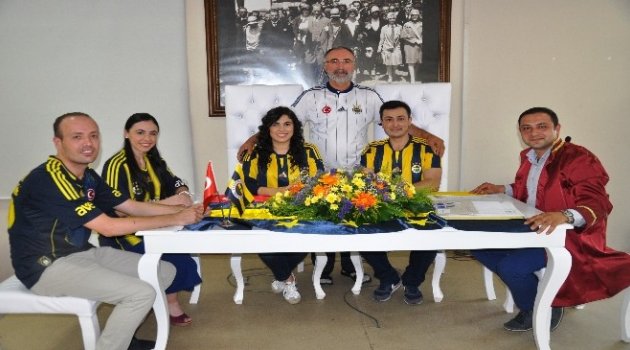 Nikah Masasına Fenerbahçe Formasıyla Oturdu