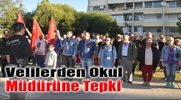 Okul Müdürüne Tepki İçin Veliler Okul Önünde 'Andımızı' Okudu