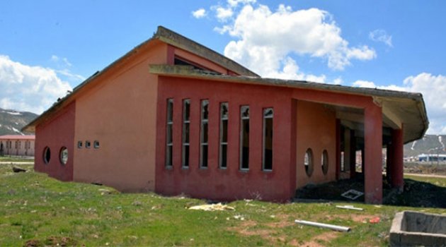 Otogarı olmayan tek ilin otogar binası çürüyor