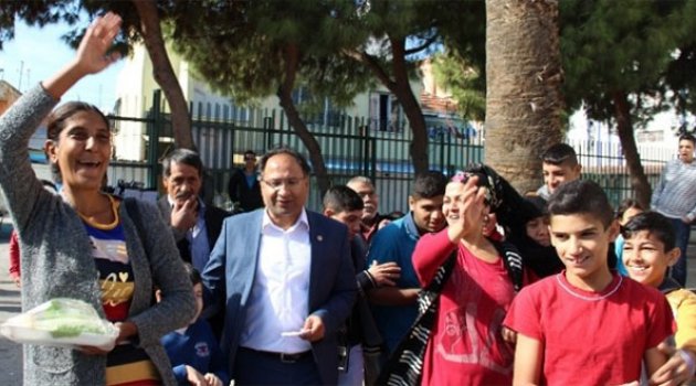 Roman Milletvekili Sandığa Güle Oynaya Gitti