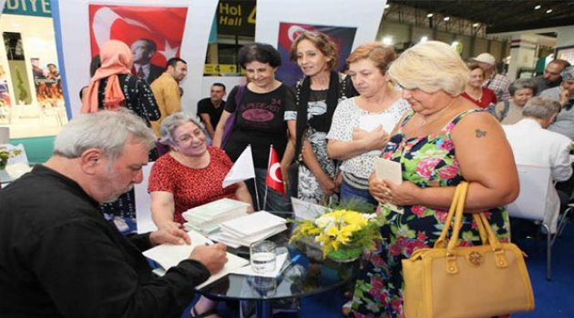 Şairler Bayraklı Standında Okurlarıyla Buluştu