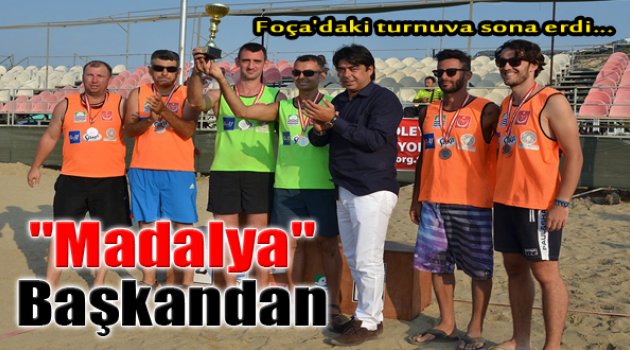 Şampiyon Voleybolcular Foça'da Madalyalarını Aldı