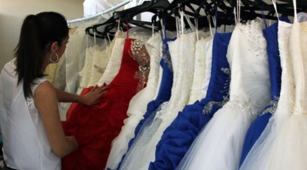 Seferihisar Belediyesi'nden Evlenecek Çiftlere Gelinlik Ücretsiz