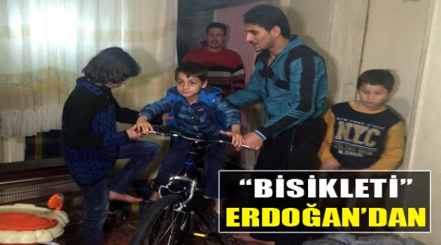 Suriyeli Çocuğa Erdoğan'da Hediye