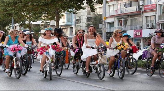 Süslü Kadınlar Trafiğe Çıkıyor