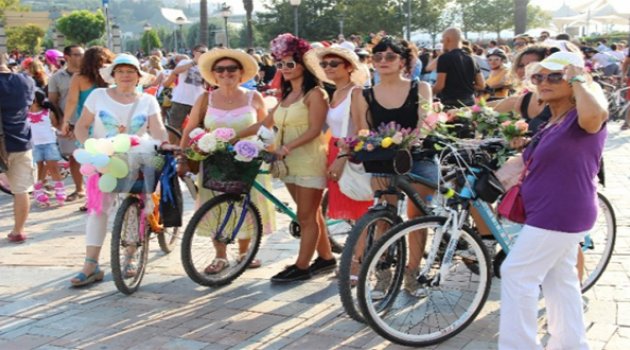 Süslü Kadınlar Trafikte