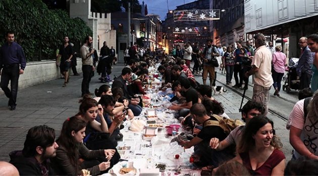 Taksim&#039;de bu yıl da &#039;Yeryüzü Sofrası&#039; kuruldu