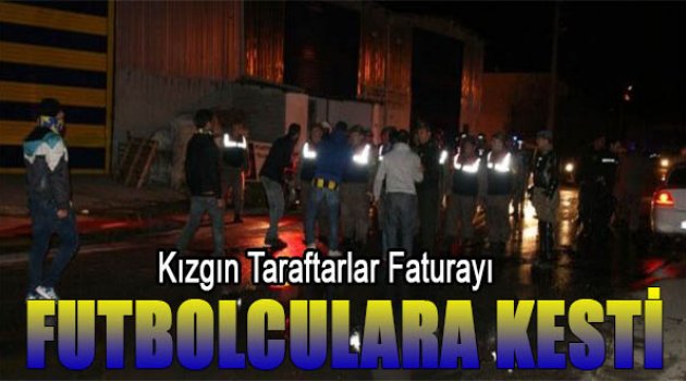 Taraftarlar takım otobüsünün önünü kesti
