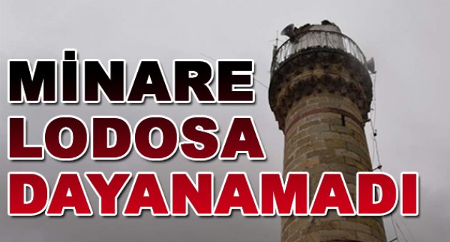 Tarihi caminin minaresi lodosa dayanamadı