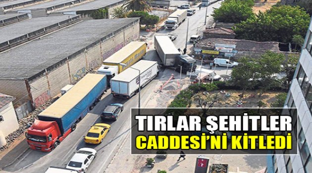 Tırlar Şehitler Caddesi'ni Kitledi