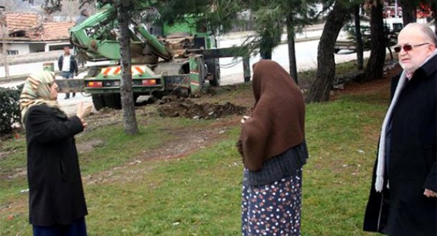 Vali Hüseyin Avni Coş'un annesi eylem yaptı