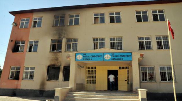 Van'da PKK'lılar Okul Yaktı