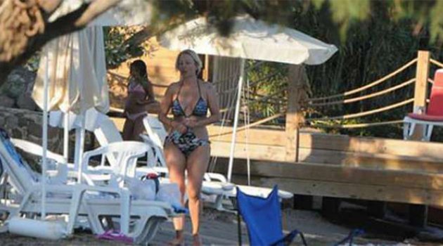 Yıllara meydan okuyan Berna Laçin'den bikini şov