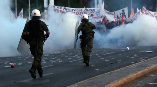 Yunanistan Yine Karıştı