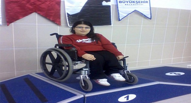 Yüzde 92 bedensel engelli yüzücü, başarıya doymuyor