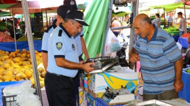 Zabıta Ekipleri Buca'daki Pazar Yerinde Denetimi Artırdı