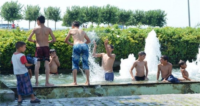 İzmir'de sıcak hava bunalttı