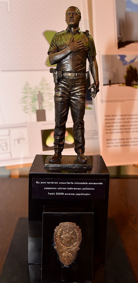 İzmir'in kahramanına yakışan anıt