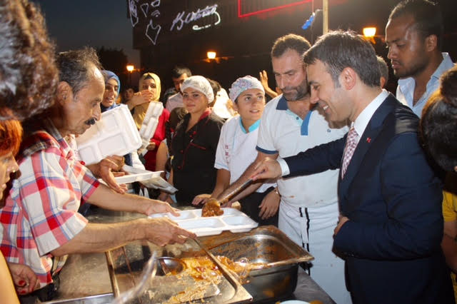 Tarihi Meydanda Gönül Sofrası