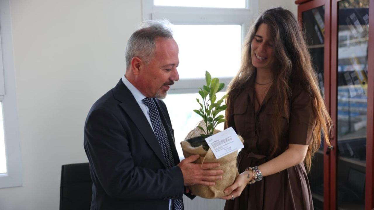 Çeşme Belediyesinden öğretmenlere anlamlı 24 Kasım hediyesi