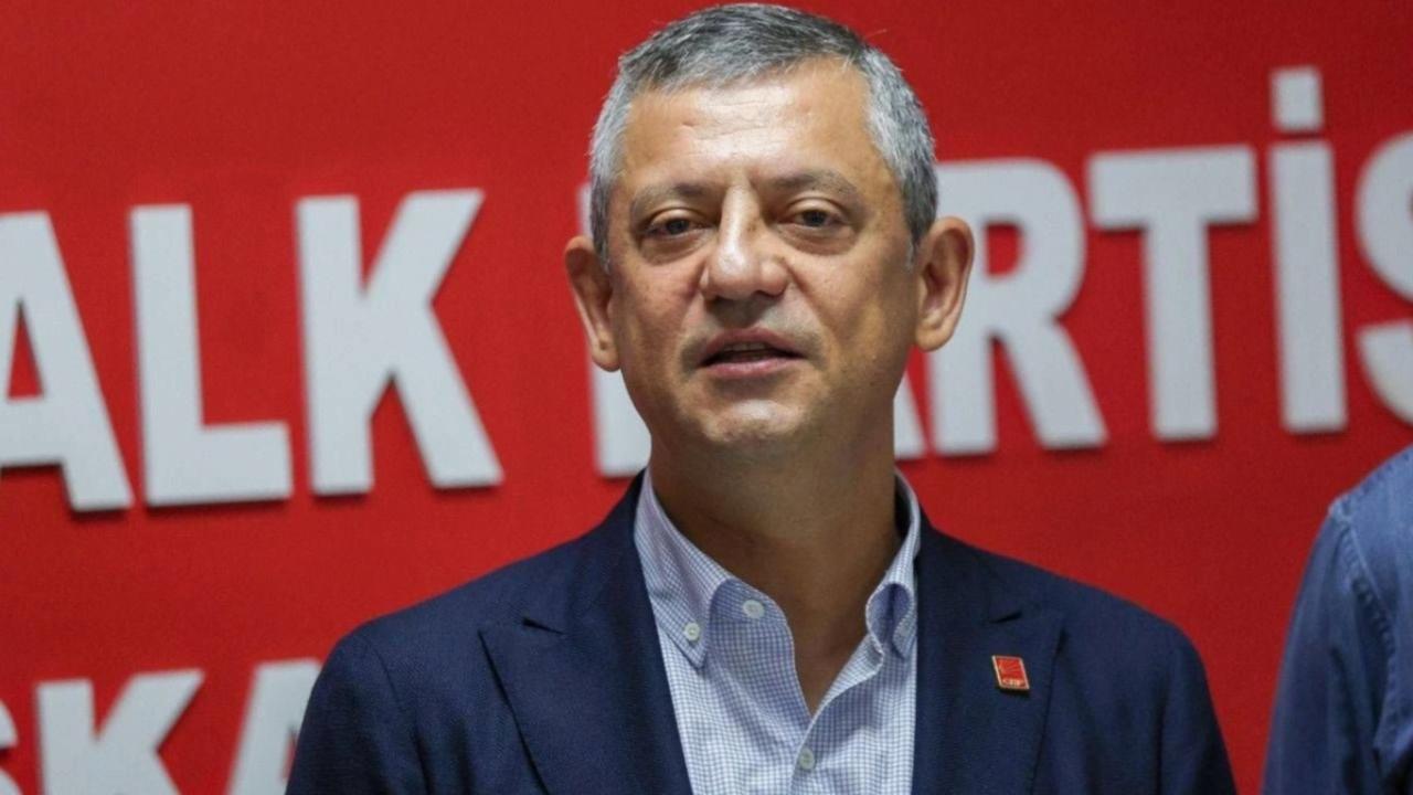 CHP Genel Başkanı Özel&#039;den parti içi gönderme: Adam kucaklatmıyor kendini!