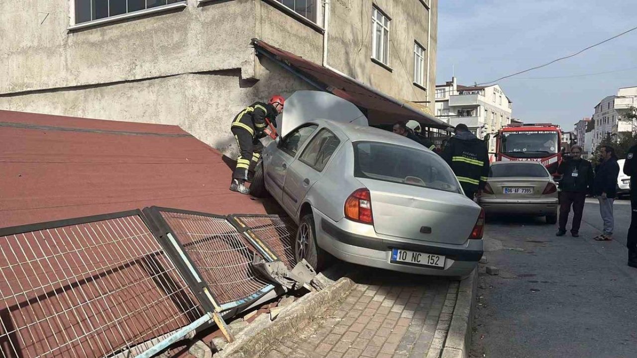 Park halindeki araca çarpan otomobil evin çatısına çıktı