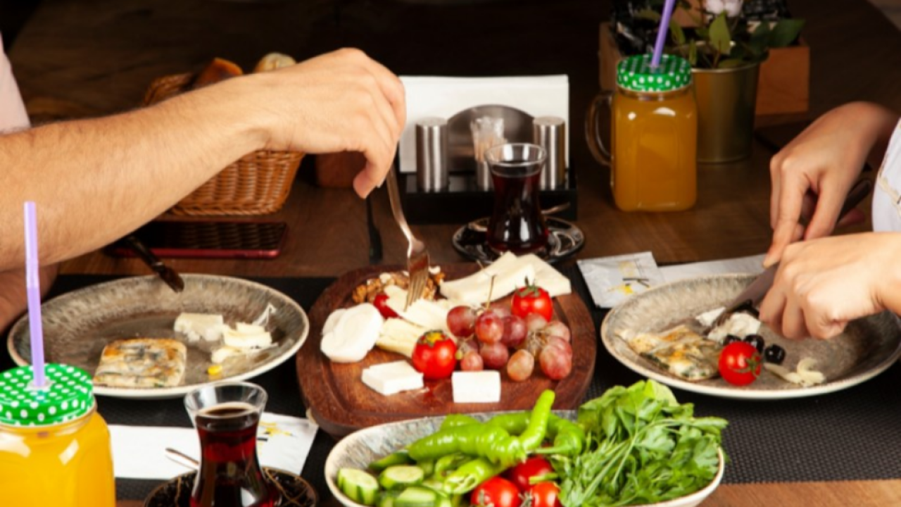 Zorunlu servis ücreti kalkıyor — Restoranlarda ‘kesinti’ bitecek