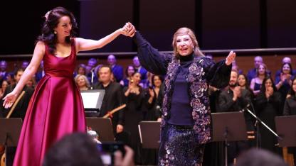 Bedia Akartürk'ten Büyükşehir korosuna yeni yıl sürprizi