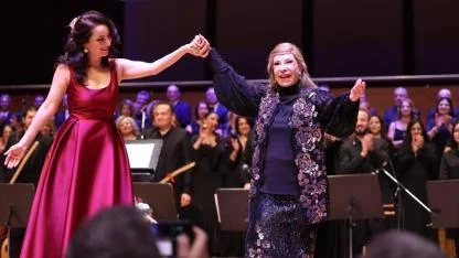 Bedia Akartürk'ten Büyükşehir korosuna yeni yıl sürprizi