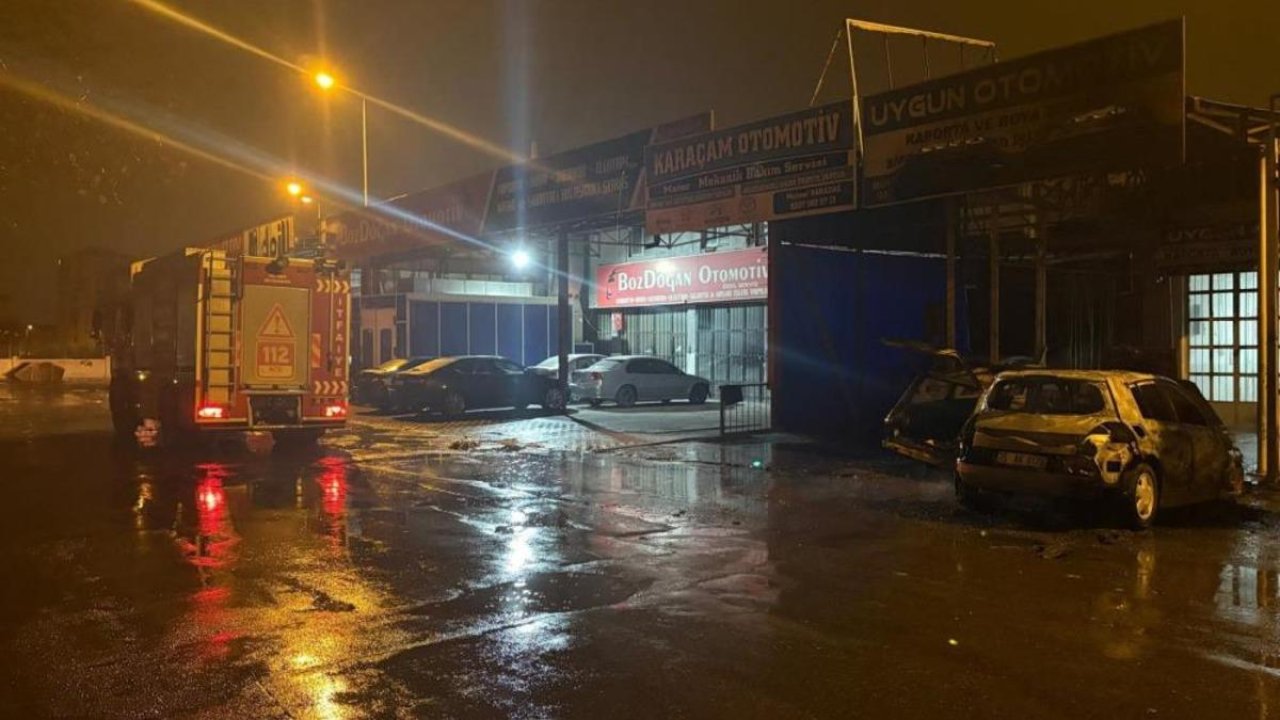 Bir gün önce oto sanayiye bırakılan kazalı otomobil alev aldı