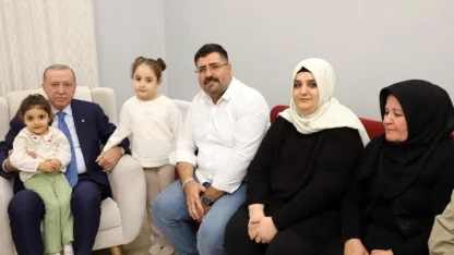 Cumhurbaşkanı Erdoğan, depremzede aileyi yeni yuvasında ziyaret etti