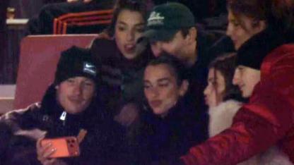 Dua Lipa, gittiği maça damga vurdu