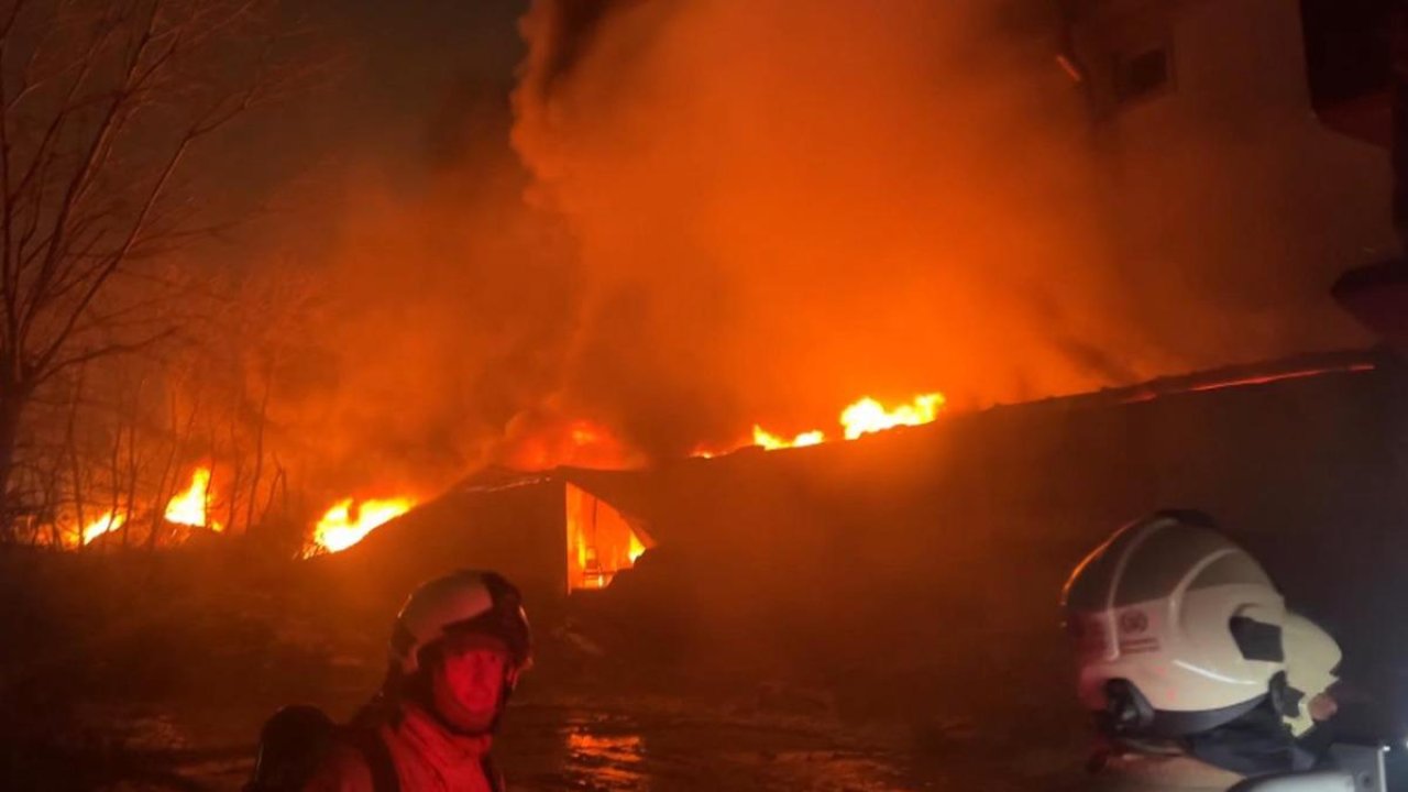 Esenyurt'ta fabrika yangını! Saatler boyunca alev alev yandı