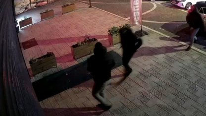 Esenyurt’ta kuyumcu soygunu girişimi kamerada: Hırsızlar alarm çalınca böyle kaçtı