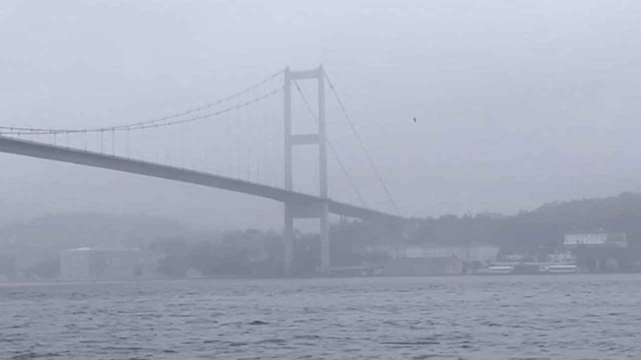 İstanbul&#039;da sis! Boğazda gemi trafiği askıya alındı