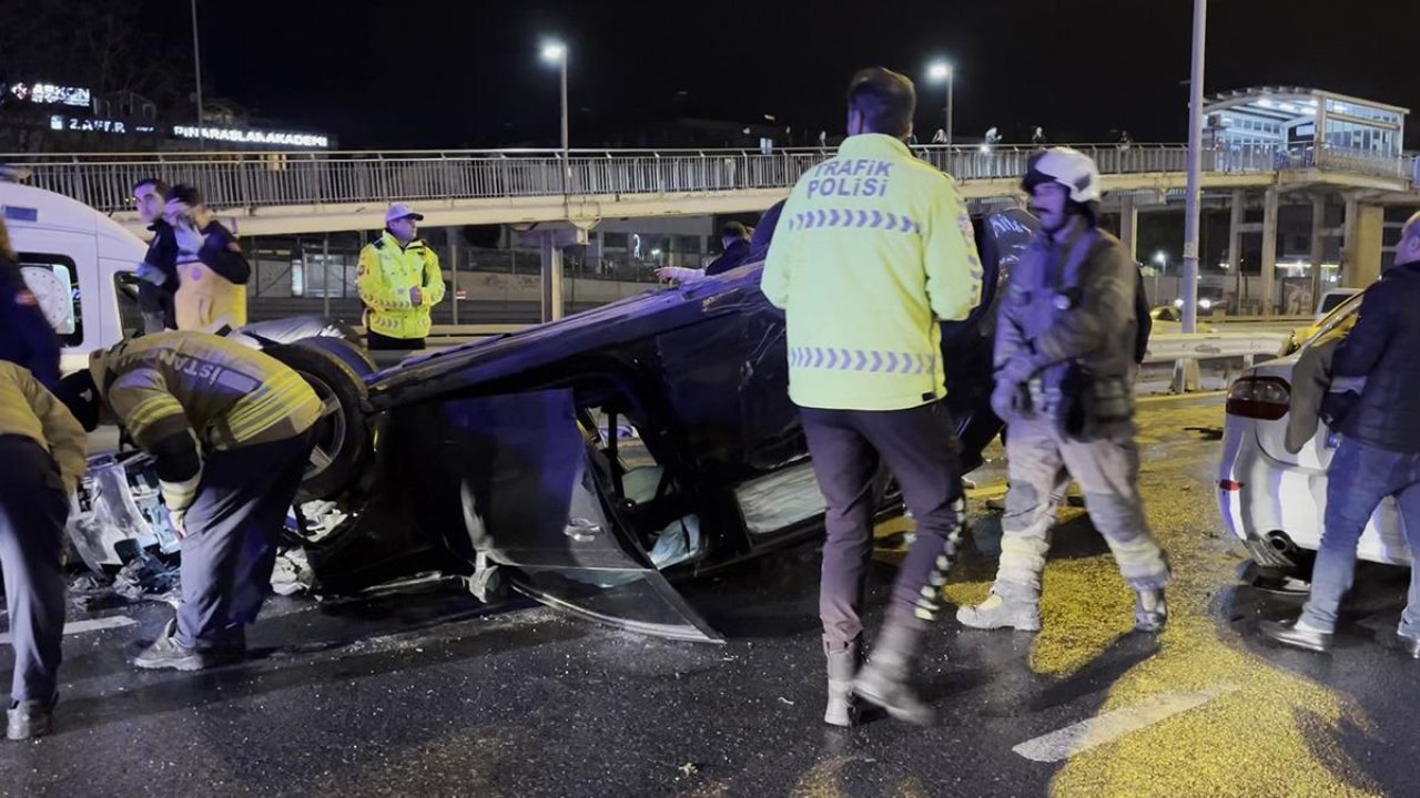 İstanbul&#039;da zincirleme kaza! Yaralılar var